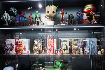 Naklejka premium Display case featuring action figures, collectible toys, and comic character statues