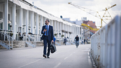 Obraz premium Senior businessman on the go