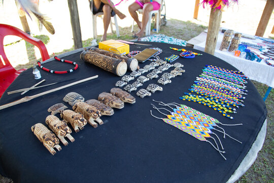 Diversos artefatos ind&iacute;genas feitos &agrave; m&atilde;o, com cores vivas e tramas cheias de significado. Uma verdadeira express&atilde;o da cultura e da sabedoria ancestral.