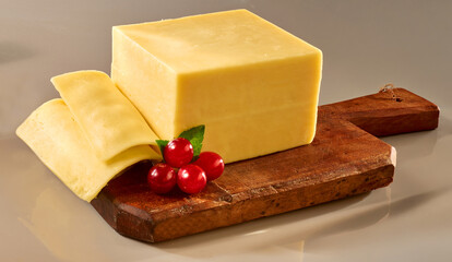  Butterkaese und geschnittene Scheiben auf Holzbrett mit Beeren, Weichkäse, Käseblock, 