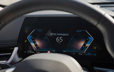 Screen display of car status warning