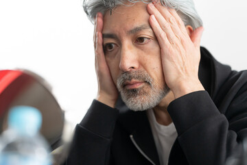 身だしなみを整えるシニア男性