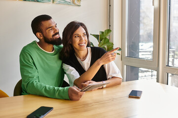 Obraz premium An African American couple shares joyful moments at a cozy cafe