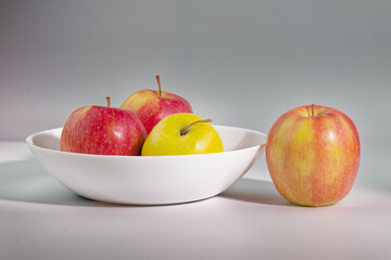 Red and green apple fruit in bowl