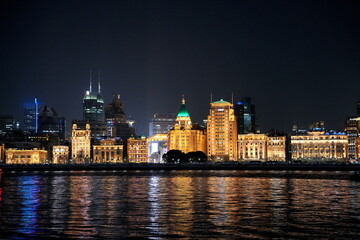 Obraz premium The Bund, Waitan, Shanghai bei Nacht, Licht, angestrahlt, alt, Sehenswürdigkeit, China, Asien, Bauwerk, Fluss, Huangpu, historisch, Silhouetten, 