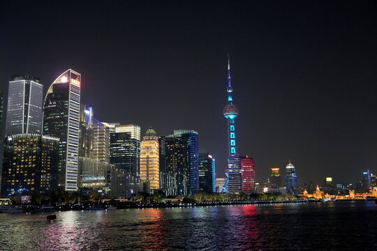 Shanghai bei Nacht, Oriental Pearl Tower, Pudong, China, bunt, Farbe, Stadt, Hochhaus, Silhouette, Asien, modern, Turm, Fernsehturm, Perle des Ostens, Fluss, Wasser, Licht, Panorama, anreisen, Reise