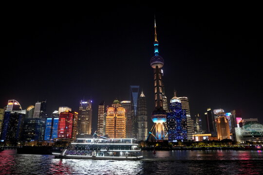 Schiff mit Licht in Shanghai bei Nacht, Silhouette,  Oriental Pearl Tower, Pudong, China, bunt, Stadt, Hochhaus, Asien, Fernsehturm, Perle des Ostens, Fluss, Huangpu, Wasser,  Panorama, anreisen