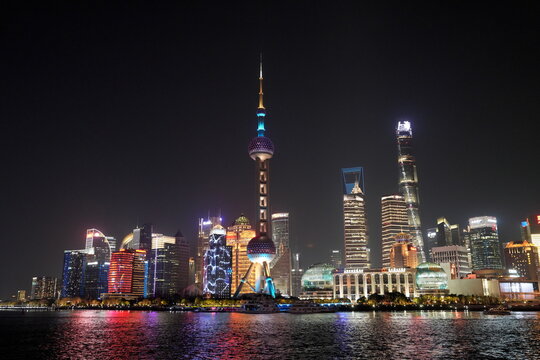 Shanghai bei Nacht, Oriental Pearl Tower, Pudong, China, bunt, Farbe, Stadt, Hochhaus, Silhouette, Asien, modern, Turm, Fernsehturm, Perle des Ostens, Fluss, Wasser, Licht, Panorama, anreisen, Reise