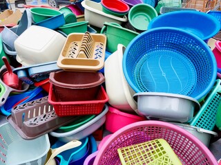 Viele bunte Sch&uuml;sseln aus Plastik, durcheinander