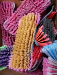 Bunte Besen bei Marktstand