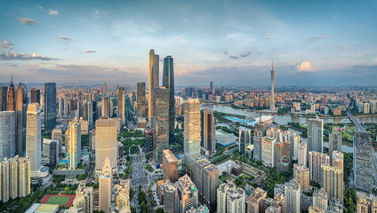 Obraz premium Panoramic view of the modern city financial district skyline and river at sunset in Guangzhou, China.