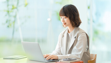 ノートパソコンを使う女性・ビジネスウーマン
