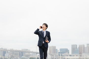 スーツ姿のビジネスマン