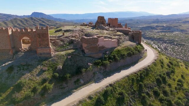 Vista a&eacute;rea del Castillo de Tabernas una tarde soleada. Almer&iacute;a, Espa&ntilde;a