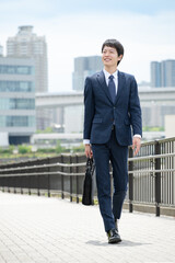 街を歩くビジネスマン