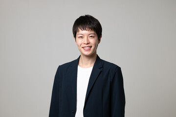 ジャケットを着た若い男性