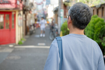 街を散歩するシニア男性