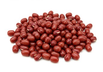 Obraz premium Pile of adzuki beans on a white surface for food photography