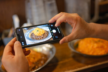 料理を撮影する男性