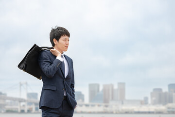 スーツ姿のビジネスマン