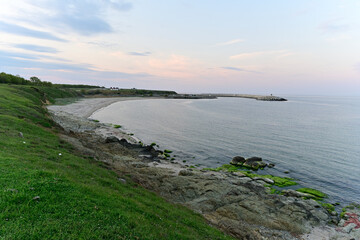 Seaweed-covered rocky shore in Igneada, Turkey
Wide-angle coastal view of Begendik in Demirkoy, Kirklareli, Turkey, showing seaweed-covered rocks, calm waters, and a soft April horizon.
