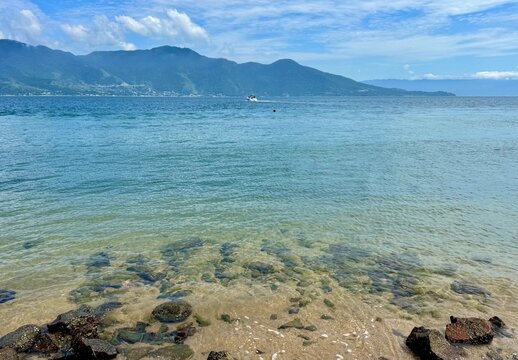 Playa de agua cristalina en Brasil. Ilhabela isla del litoral de S&atilde;o Paulo.