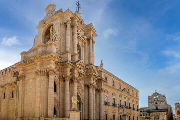 Obraz premium Facade of the Metropolitan Cathedral of the Nativity of Mary of Syracuse, Sicily, Italy, with beautiful morning light