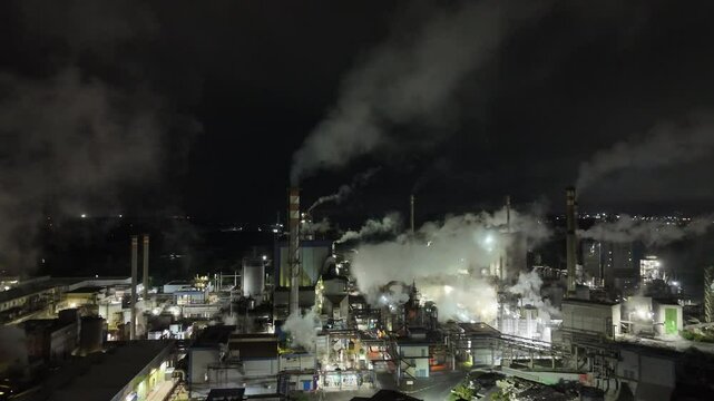 v&iacute;deo 4k com drone mostra imponente estrutura industrial de papel e celulose operando &agrave; noite, com destaque para a tecnologia envolvida e a emiss&atilde;o constante de vapores