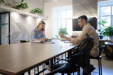 A teamwork session taking place in a professional workspace with greenery and light.