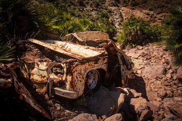Coche abandonado en una rambla de N&iacute;jar, Almer&iacute;a 