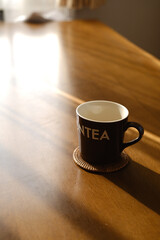 テーブルの上のひとつのマグカップ