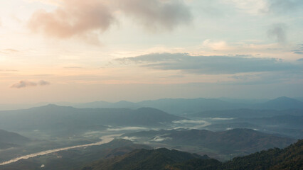 Obraz premium beautiful sunset over mountain range in tropical rainforest on countryside landscape