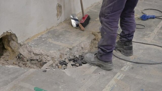 operaio con martello pneumatico al lavoro in un cantiere edile