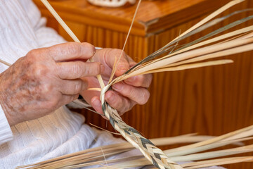 Female hands working on a weaver basket © Mauro Rodrigues