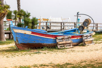 Abandoned traditional Portuguese fishing boat © Mauro Rodrigues