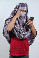 Thieves are confused about opening the smartphone password, thinking of various ways to break into...