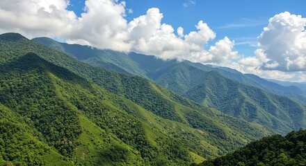 Obraz premium Lush Green Mountainscape: A Serene Panoramic View