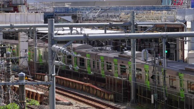 駅を出発する電車と到着する電車