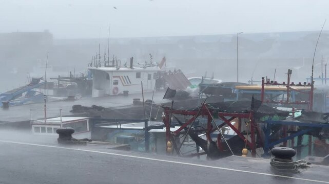 Hurricane Eyewall Powerful Wind Lashes Fishing Port - Haikui