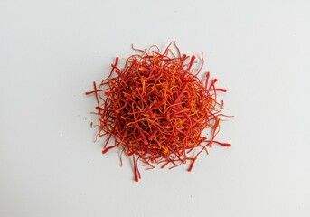 Naklejka premium Pile of saffron threads close up on white background