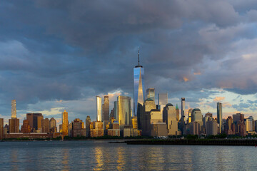 Obraz premium NYC skyline with skyscrapers. Manhattan and Brooklyn. New York City skyline with Hudson River views. Downtown NYC. New York from waterfront skyline. Panorama of of New York.