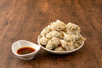山盛りに盛った一口焼き餃子 A mountain of bite-sized fried dumplings