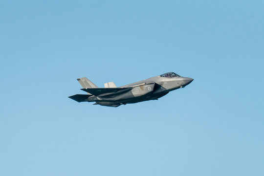 F35 flying through the air at airshow