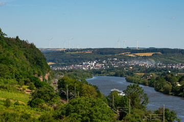 モーゼル川沿いのぶどう畑と丘の家々