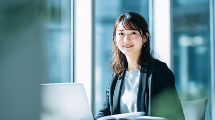 オフィスで働く自信に満ちた笑顔の女性 ノートパソコンで調べもの Generative AI