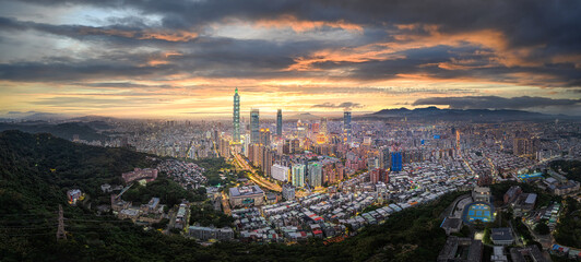 Fototapeta premium Taipei skyline panorama with view of Taipei 101 beautiful Taipei sunset, Taiwan city business skyline and skyscrapers, skyscrapers and other modern buildings of the city.