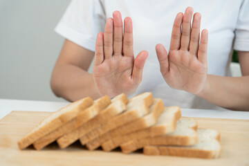 Wheat allergy, gluten allergy, women refuse to eat bread, swollen mouth, swollen eyes, itchy rash,...