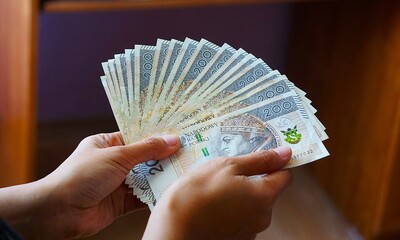 Polskie pieniądze 200 złoty. Gotówka trzymana w dłoni.