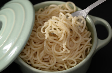 Zbliżenie na ugotowany aldente makaron do spagetti przed dodaniem sosu, kuchnia włoska makaron z pszenicy durum 