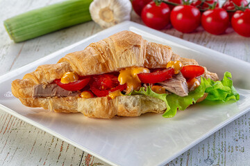 Croissant with tuna, tomato and salad